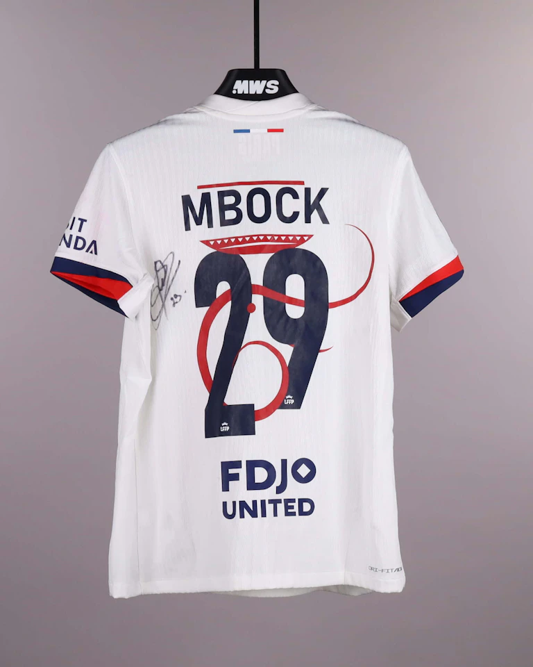 来自Paris Saint-Germain Féminines的Griedge Mbock球衣