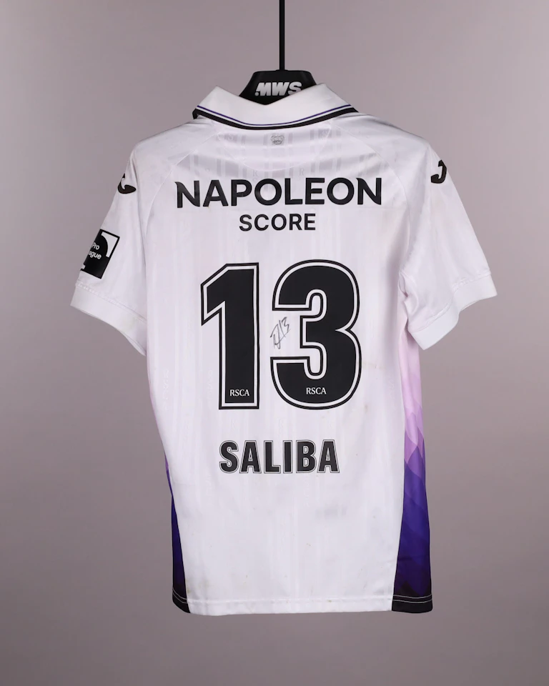 来自RSC Anderlecht的Nathan-Dylan Saliba球衣