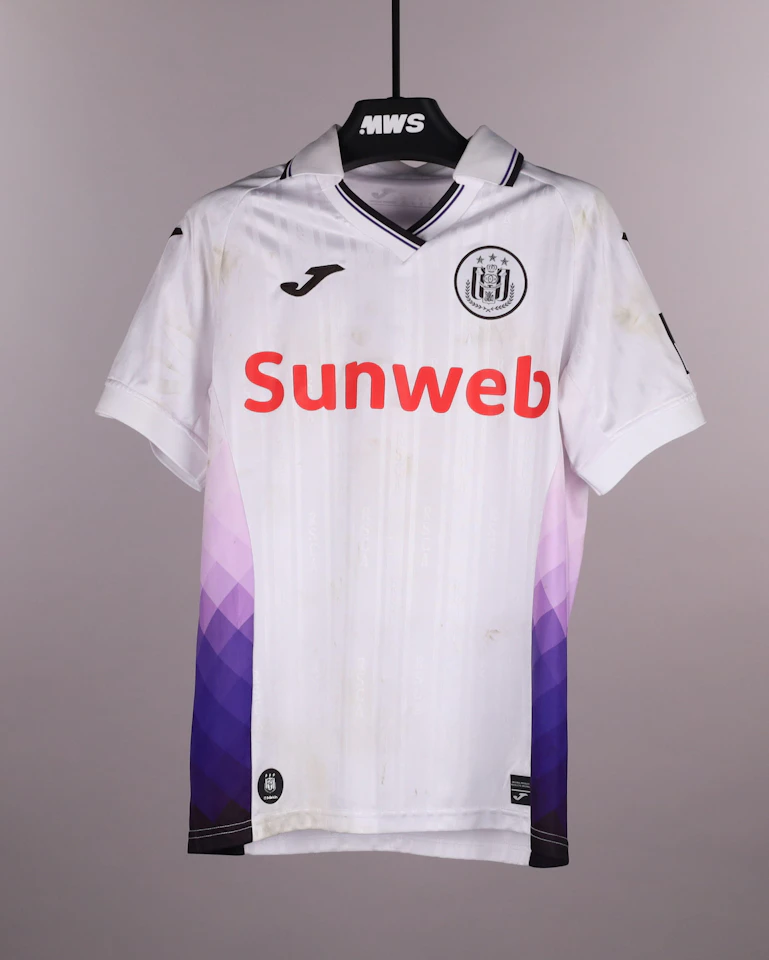 来自RSC Anderlecht的Nathan-Dylan Saliba球衣