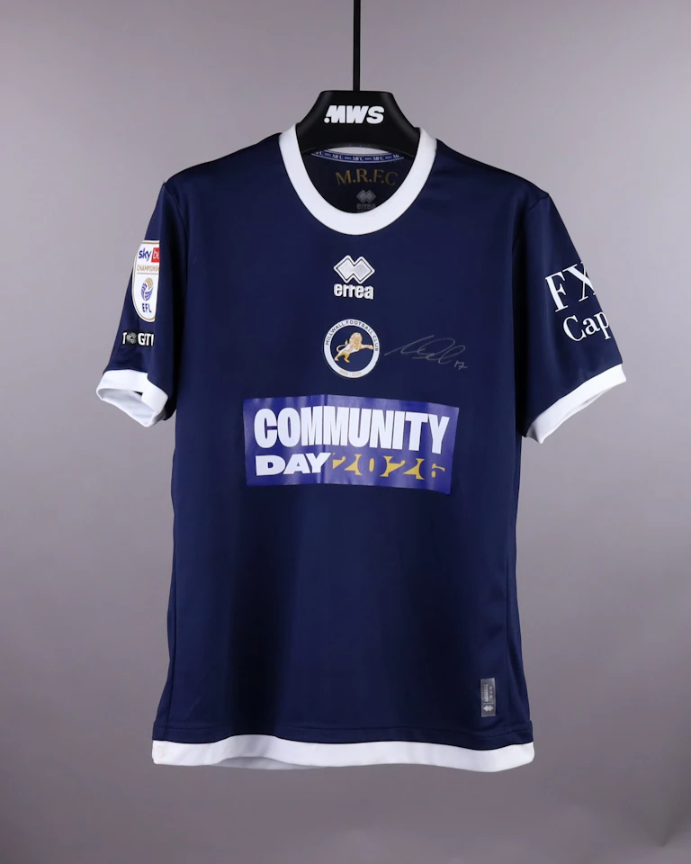 来自Millwall的Macaulay Langstaff球衣