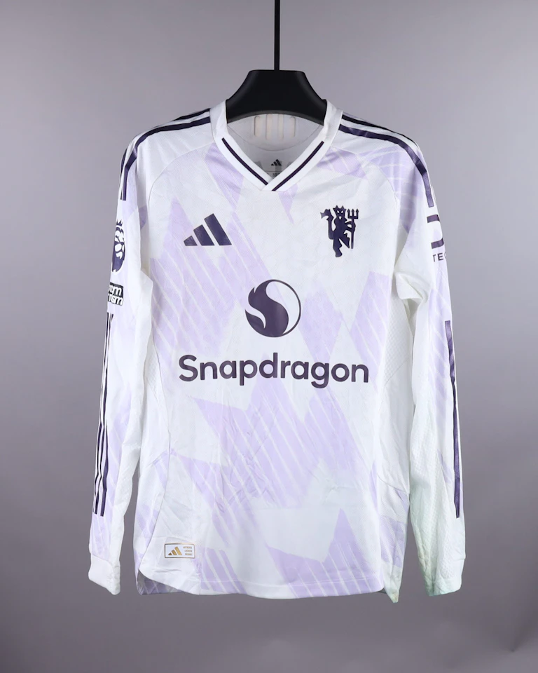 Bruno Fernandes Manchester United shirt