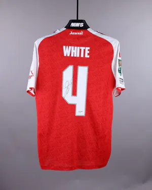 Ben White Arsenal のシャツ