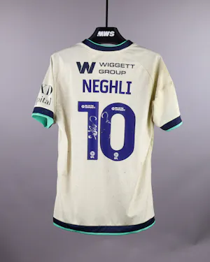来自Millwall的Camiel Neghli球衣
