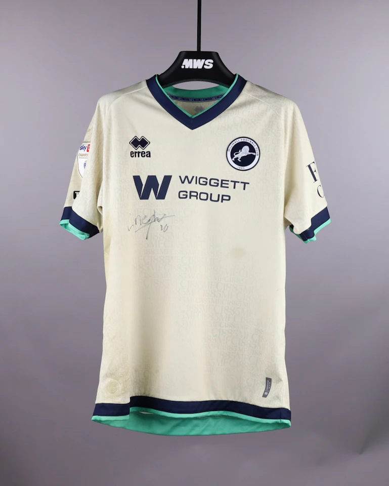 来自Millwall的Camiel Neghli球衣