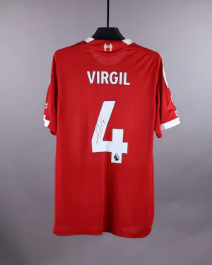 来自Liverpool的Virgil van Dijk球衣