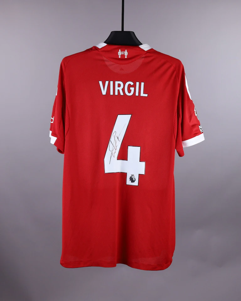 来自Liverpool的Virgil van Dijk球衣