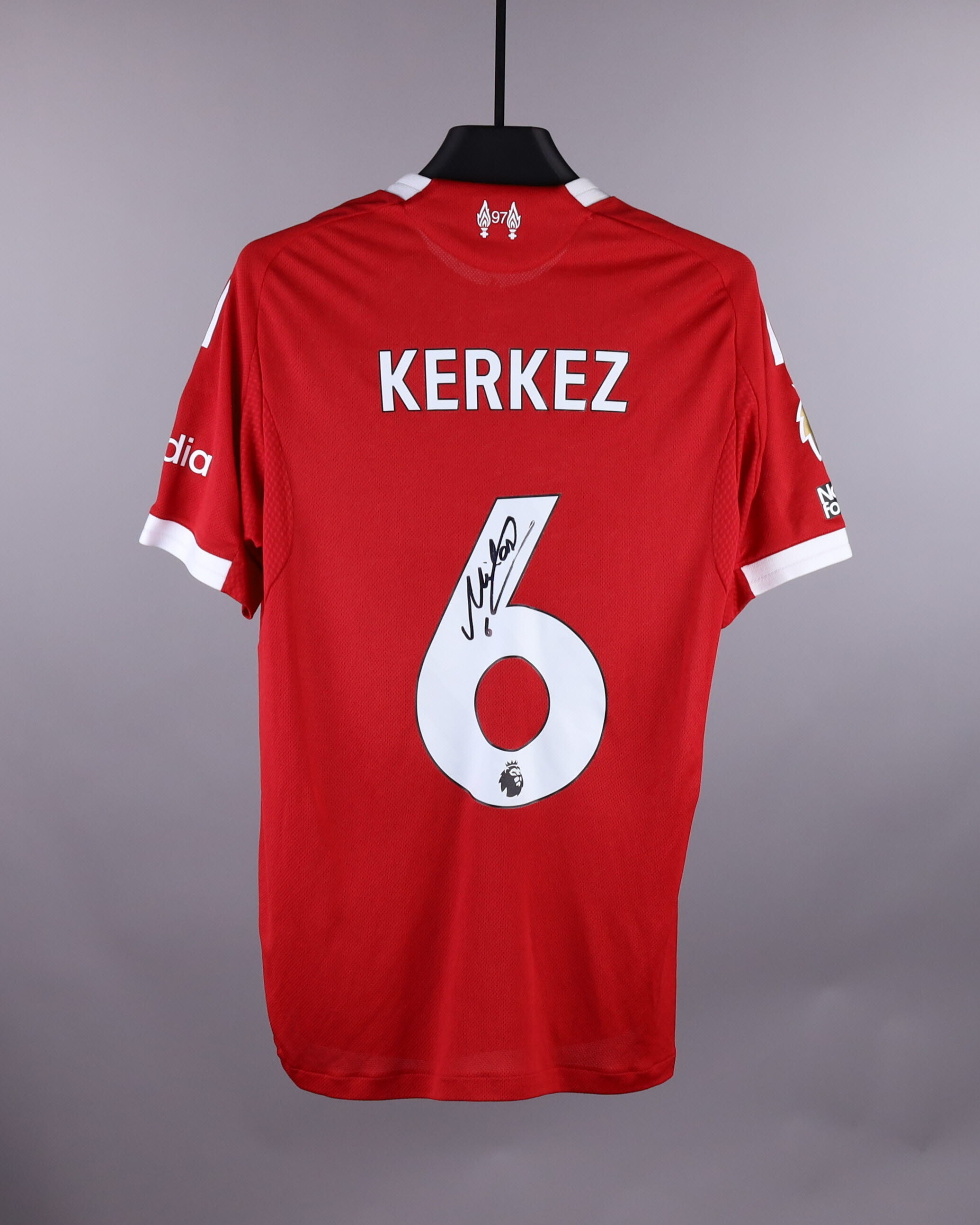 Milos Kerkez Liverpool のシャツ
