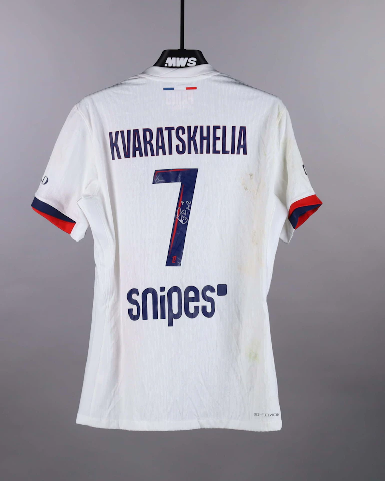 Khvicha Kvaratskhelia Paris Saint-Germain のシャツ