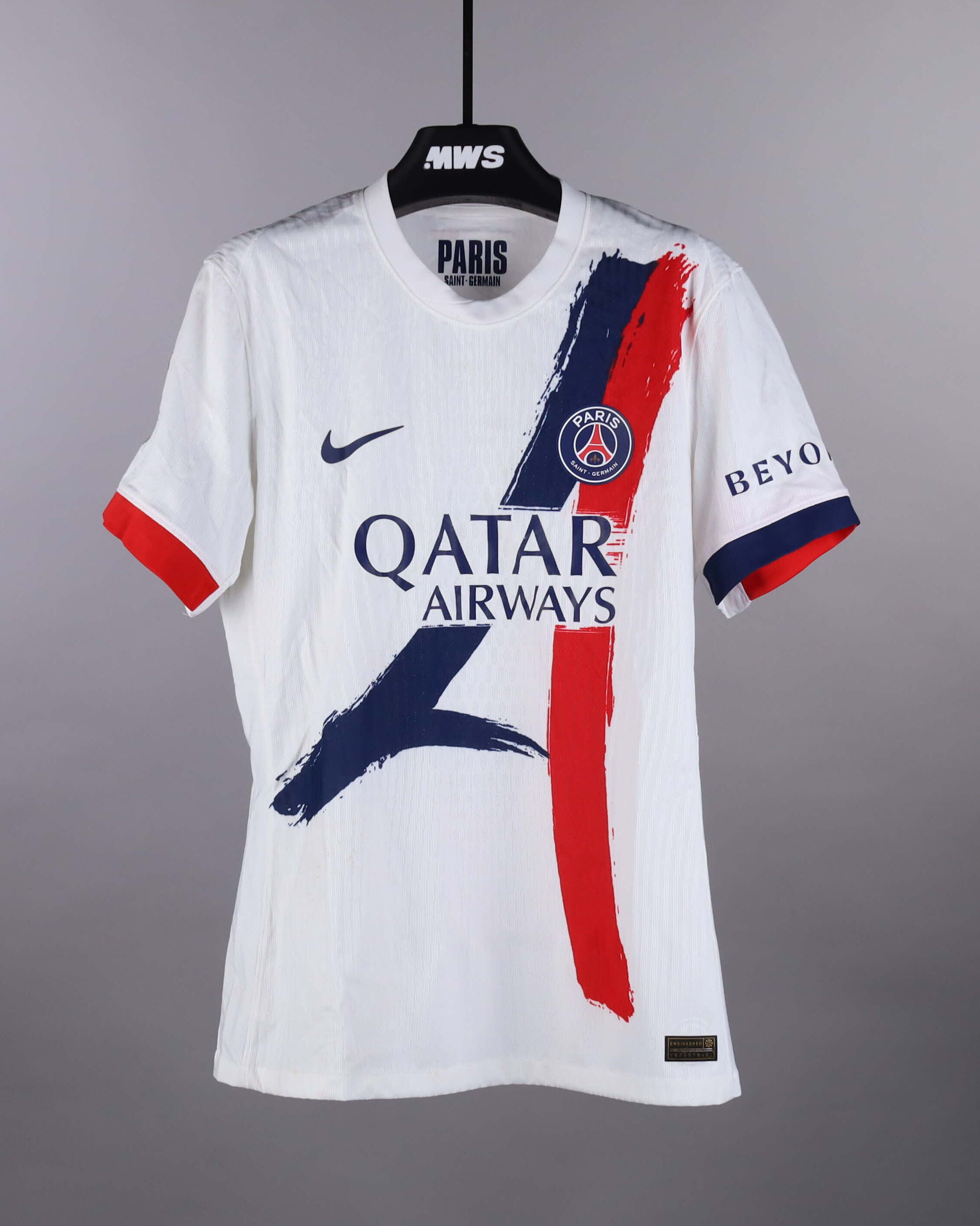 Khvicha Kvaratskhelia Paris Saint-Germain shirt