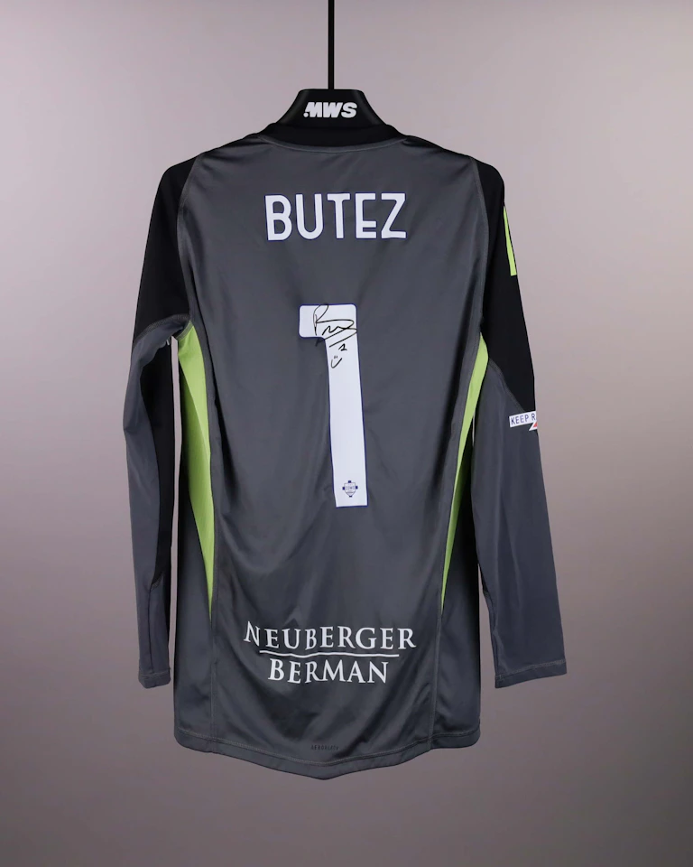 来自Como 1907的Jean Butez球衣