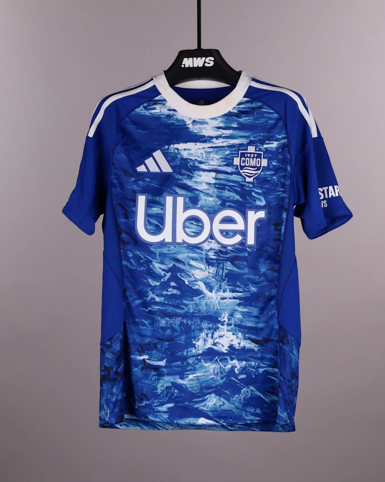 来自Como 1907的Maximo Perrone球衣