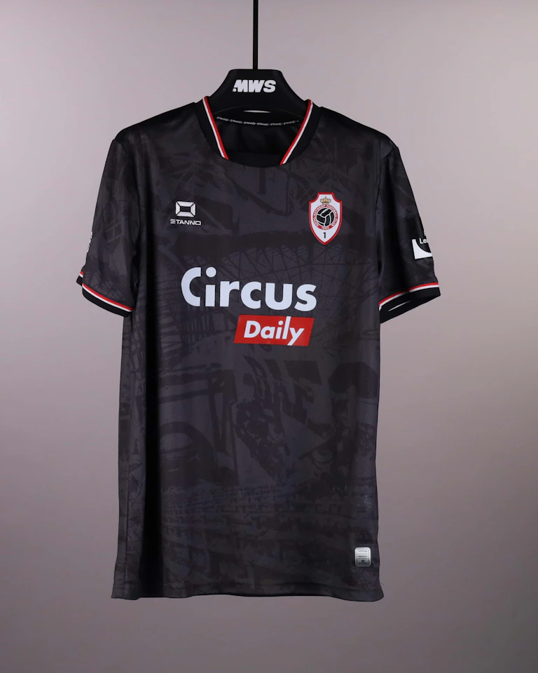 来自Royal Antwerp FC的Semm Renders球衣