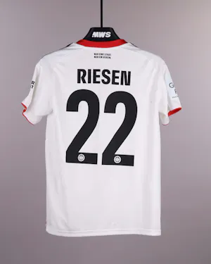 来自Eintracht Frankfurt W的Nadine Riesen球衣