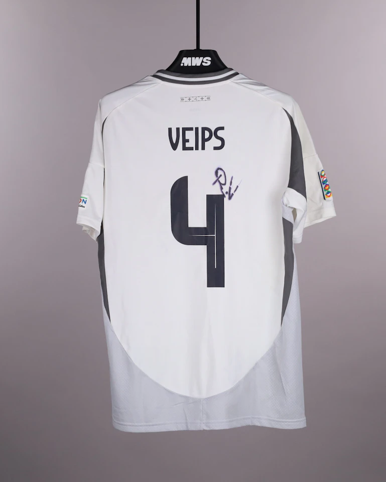 来自Latvia的Roberts Veips球衣