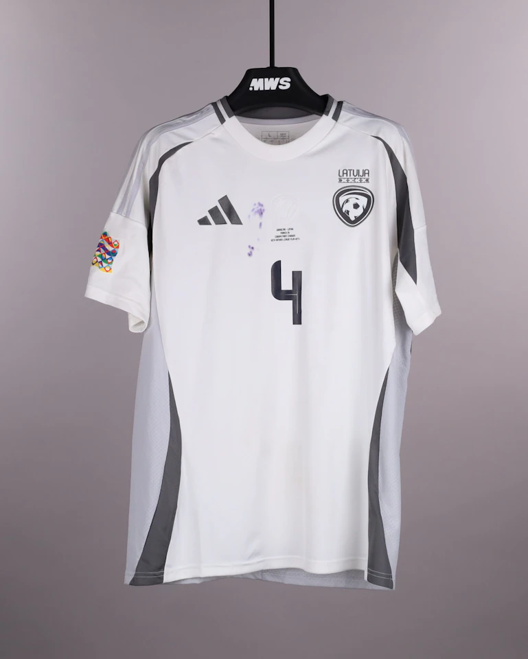来自Latvia的Roberts Veips球衣