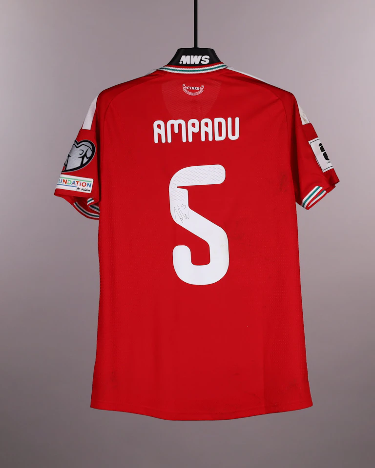Wales 팀의 Ethan Ampadu 셔츠