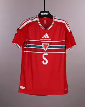 Wales 팀의 Ethan Ampadu 셔츠