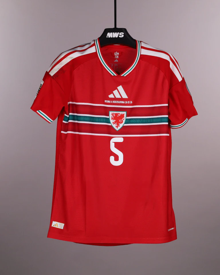 Wales 팀의 Ethan Ampadu 셔츠