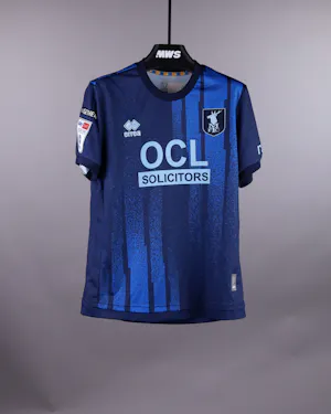 来自Mansfield Town的Aaron Lewis球衣