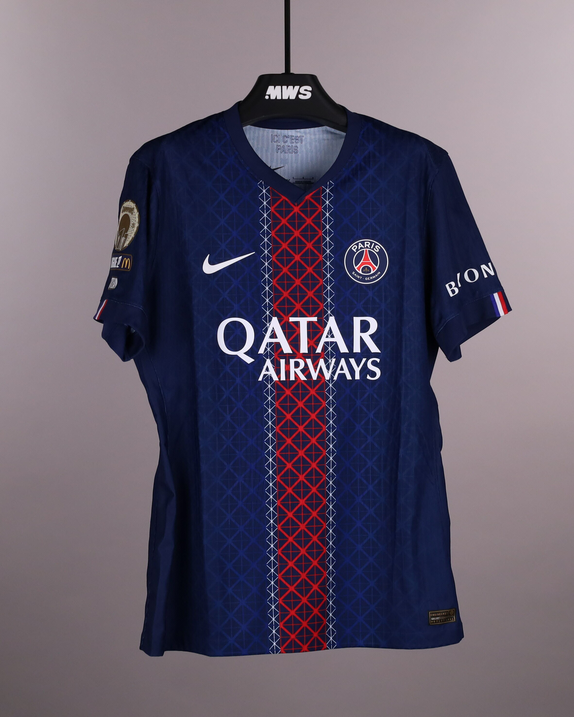 Khvicha Kvaratskhelia Paris Saint-Germain shirt