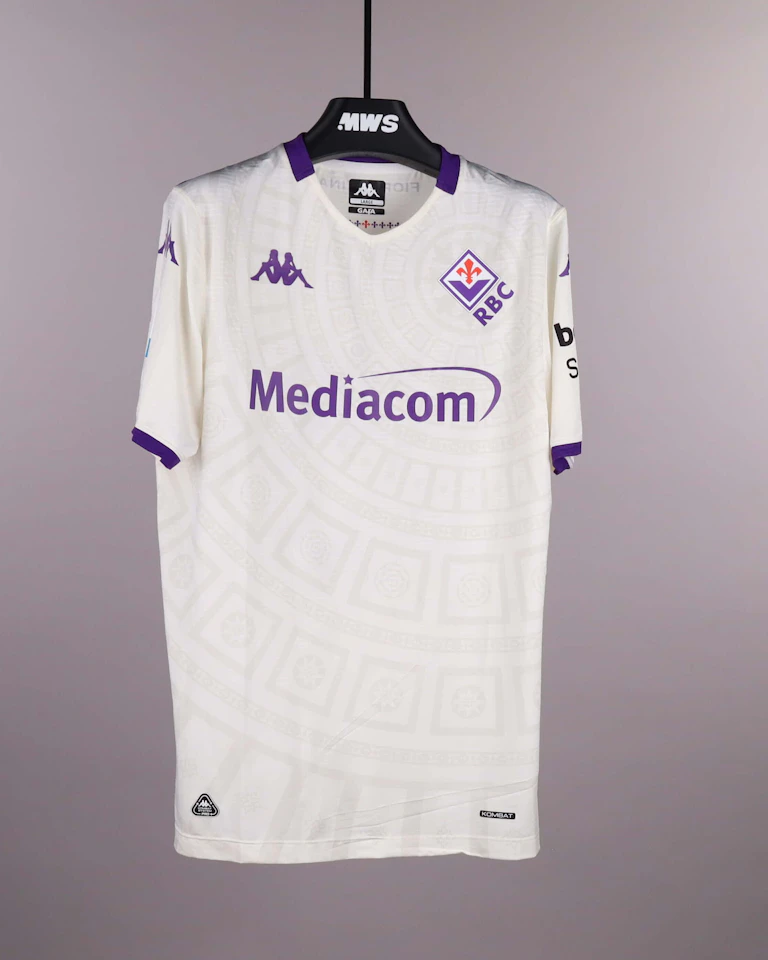 来自ACF Fiorentina的Pietro Comuzzo球衣