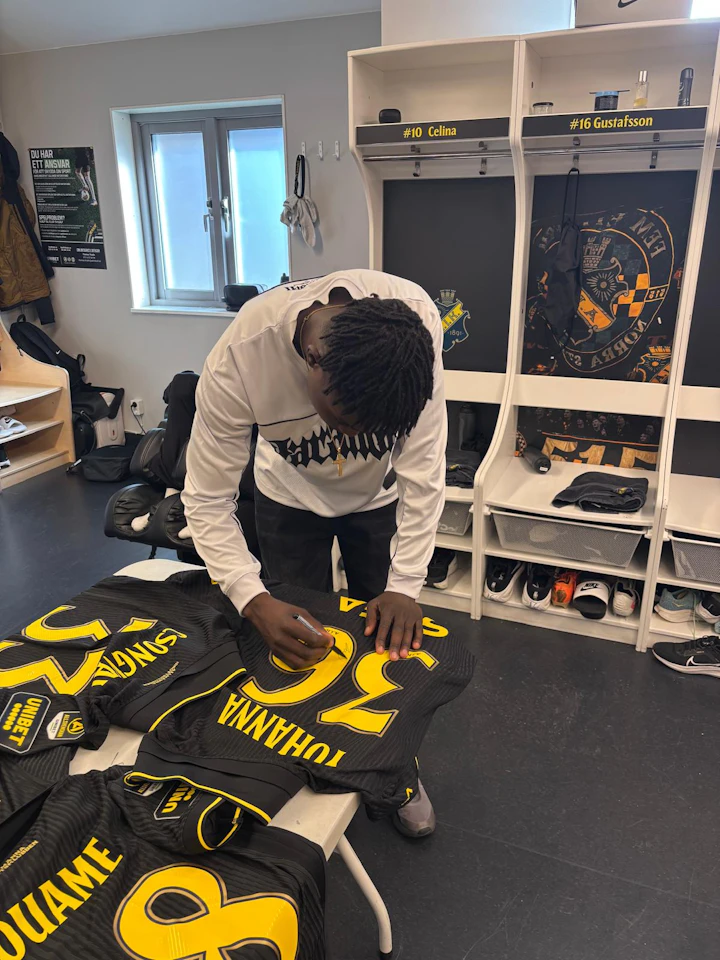 来自AIK的Zadok Yohanna球衣