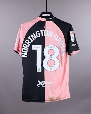 来自Queens Park Rangers的Rhys Norrington-Davies球衣