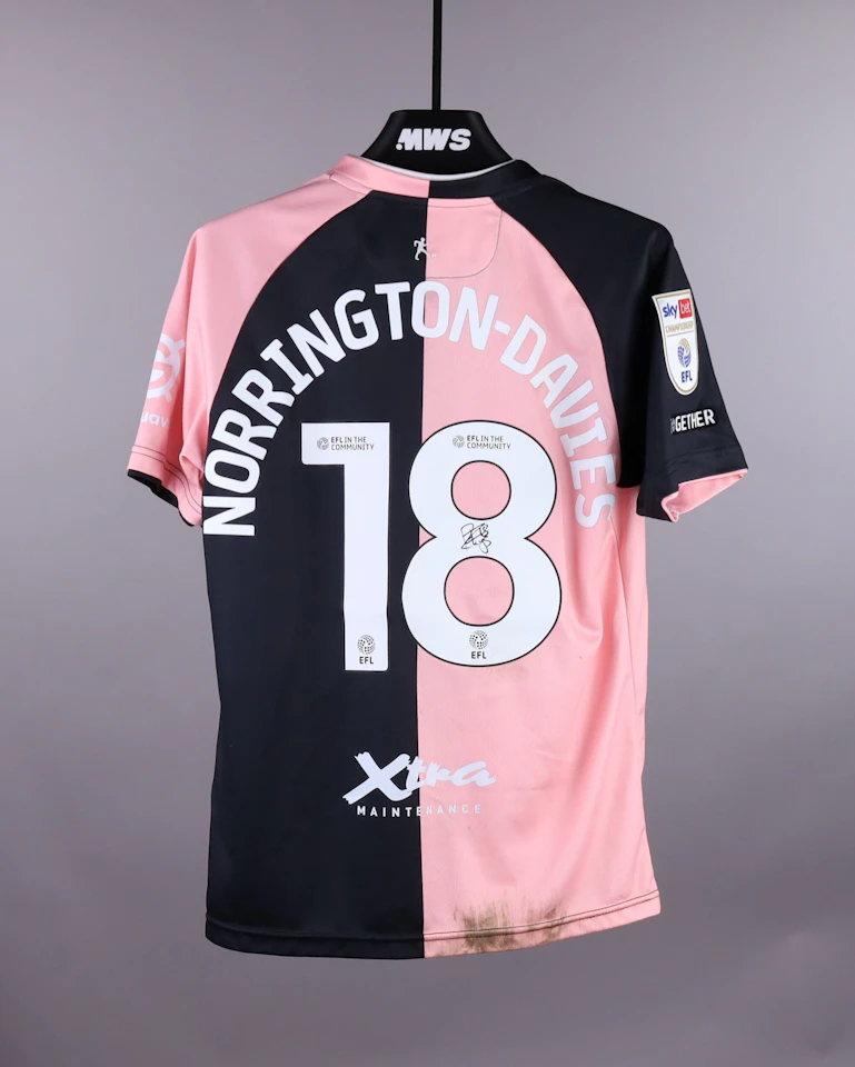 来自Queens Park Rangers的Rhys Norrington-Davies球衣