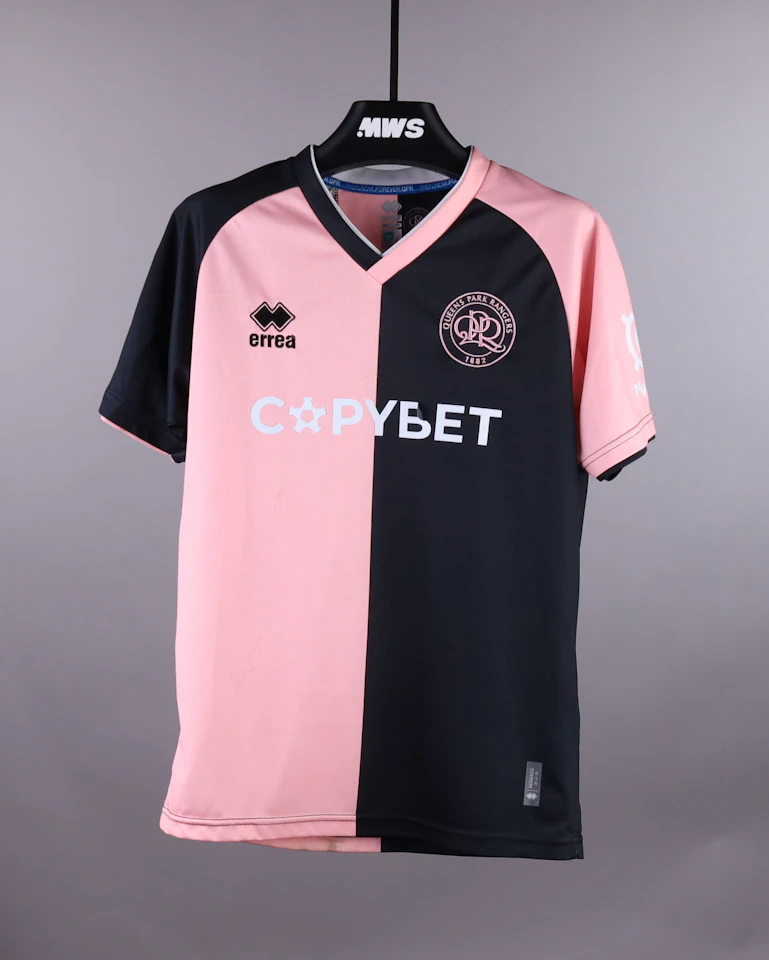 来自Queens Park Rangers的Rhys Norrington-Davies球衣