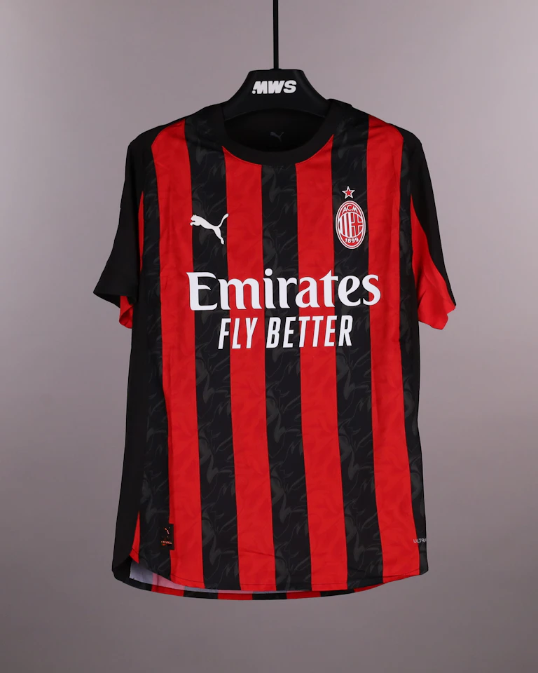 AC Milan 팀의 Pervis Estupiñán 셔츠