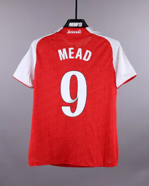 来自Arsenal WFC的Beth Mead球衣