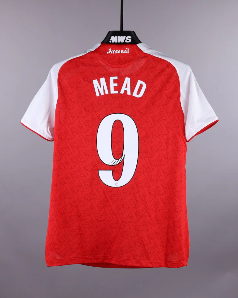 来自Arsenal WFC的Beth Mead球衣