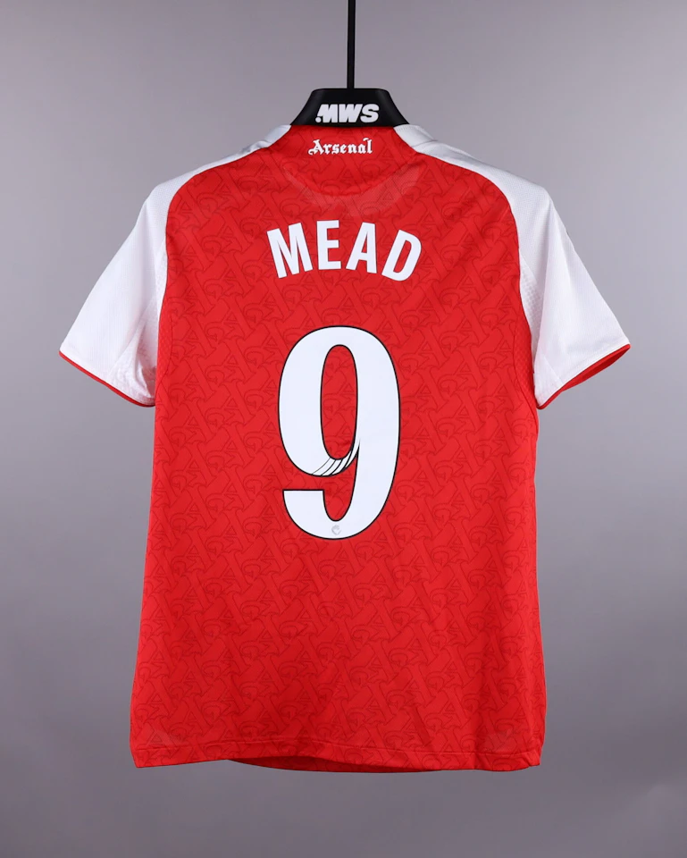 来自Arsenal WFC的Beth Mead球衣