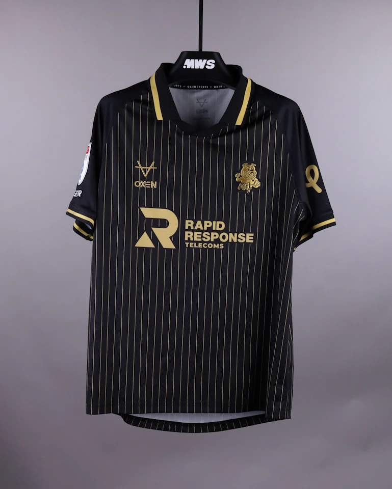 来自Barnsley的Tennai Watson球衣