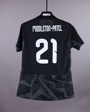 来自Wales W的Safia Middleton-Patel球衣