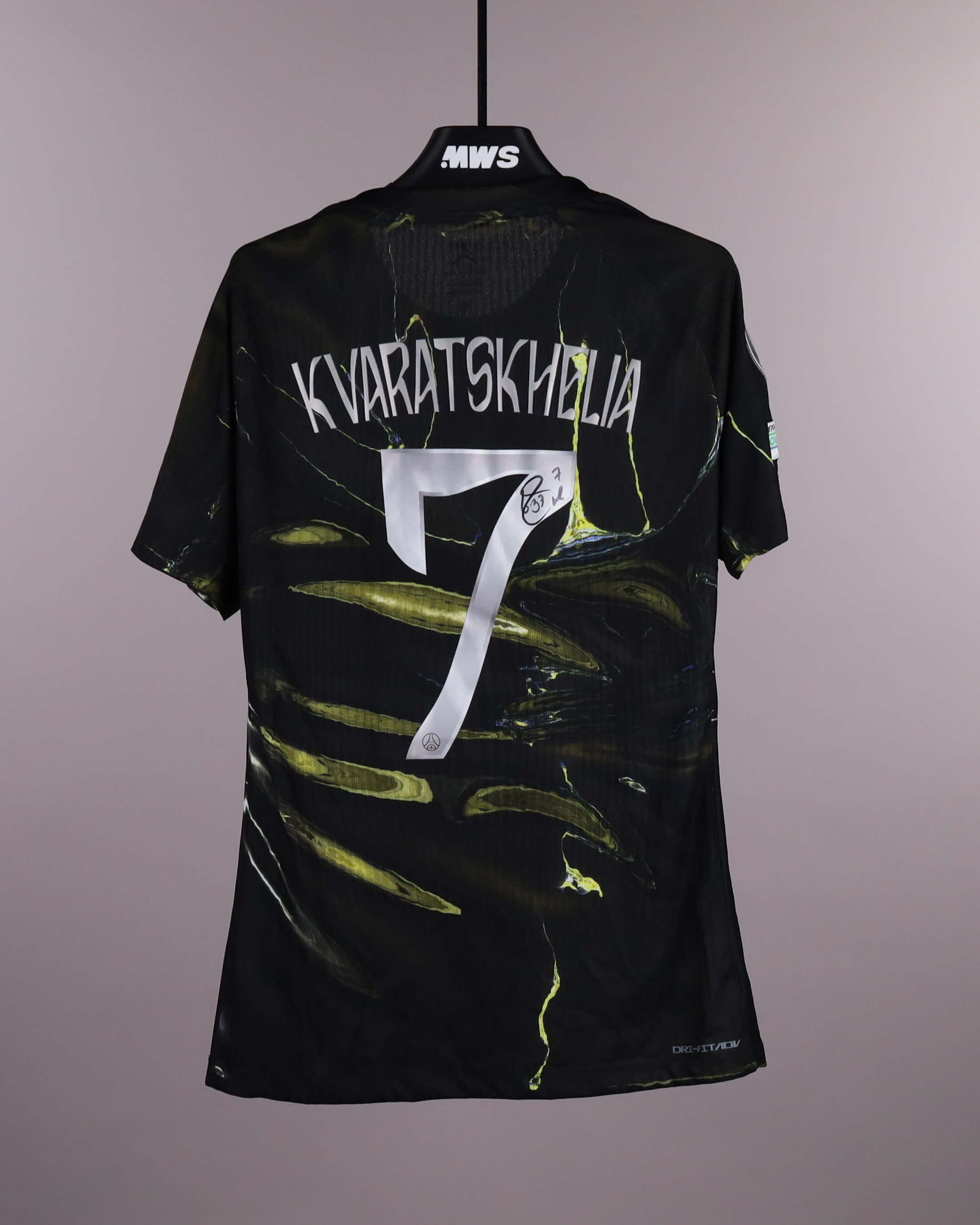 Khvicha Kvaratskhelia Paris Saint-Germain shirt
