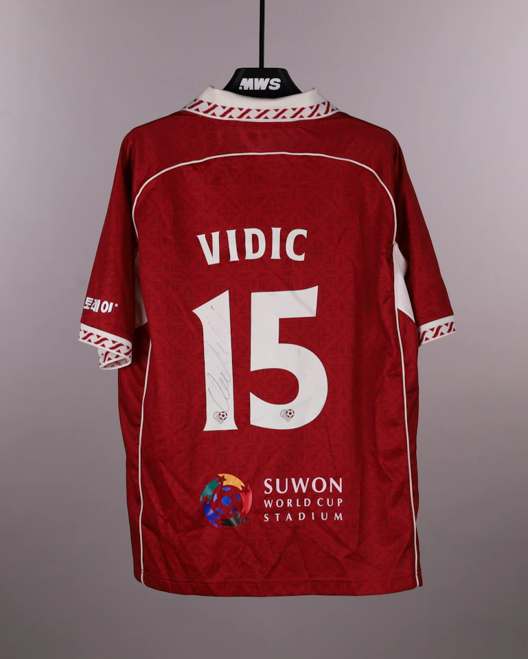 来自OGFC的Nemanja Vidic球衣