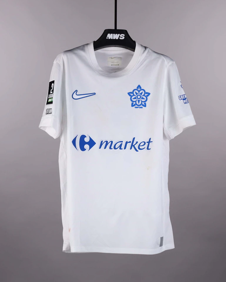 来自Grenoble Foot 38的Loris Mouyokolo球衣