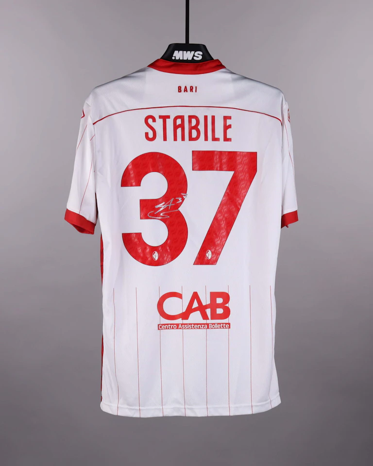 来自S.S.C. Bari的Giacomo Stabile球衣