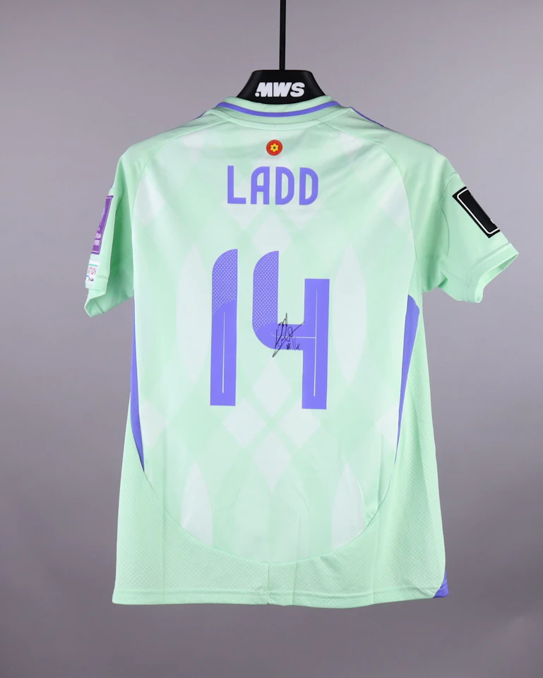 来自Wales W的Hayley Ladd球衣