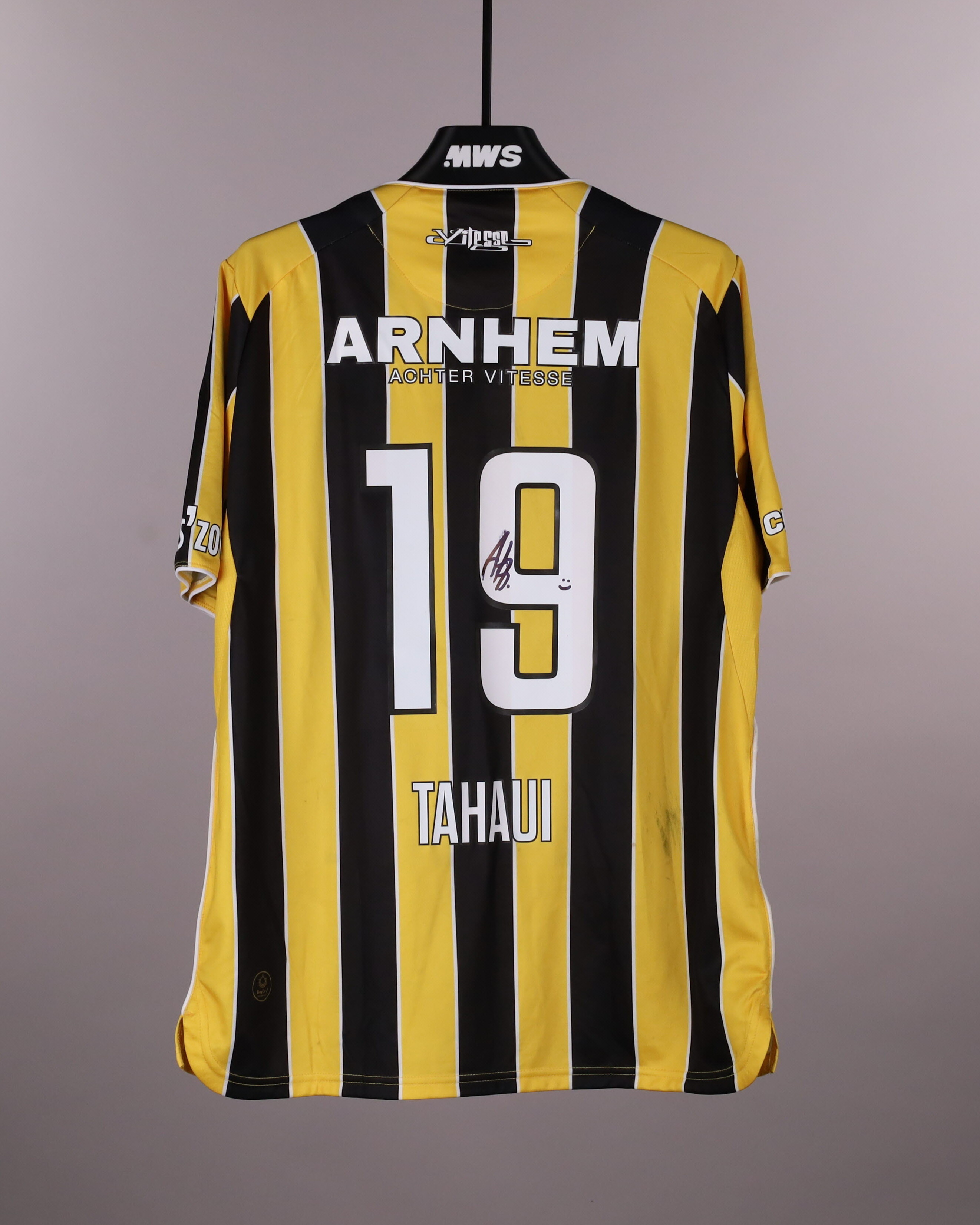 フィテッセ　vitesse サイン入り サッカーシャツ Official Vitesse Soccer Game-Worn Jerseys Auctions - MatchWornShirt