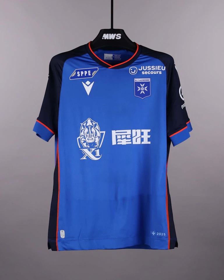 来自AJ Auxerre的Romain Faivre球衣