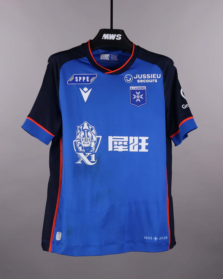 来自AJ Auxerre的Naouirou Ahamada球衣