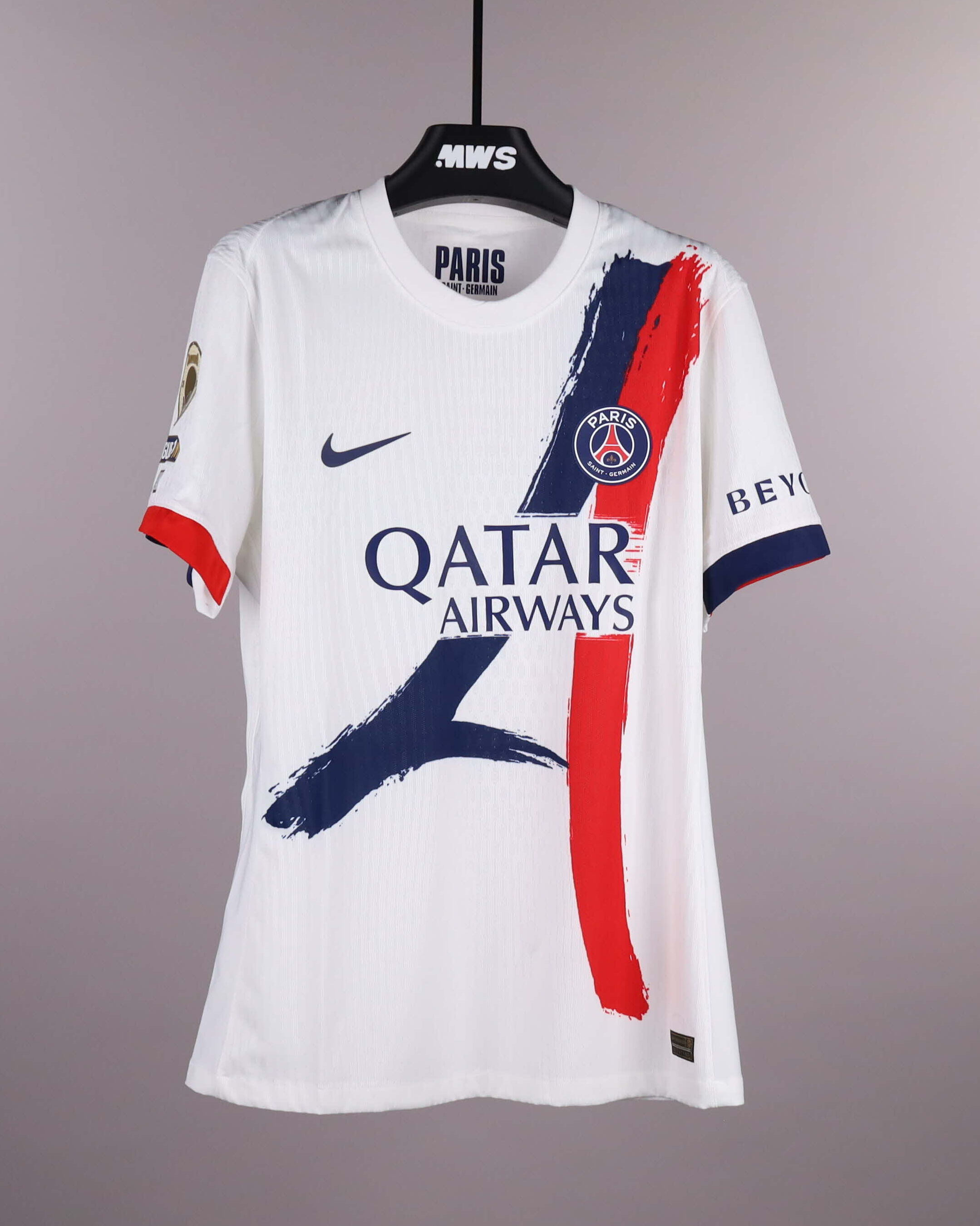 Khvicha Kvaratskhelia Paris Saint-Germain shirt