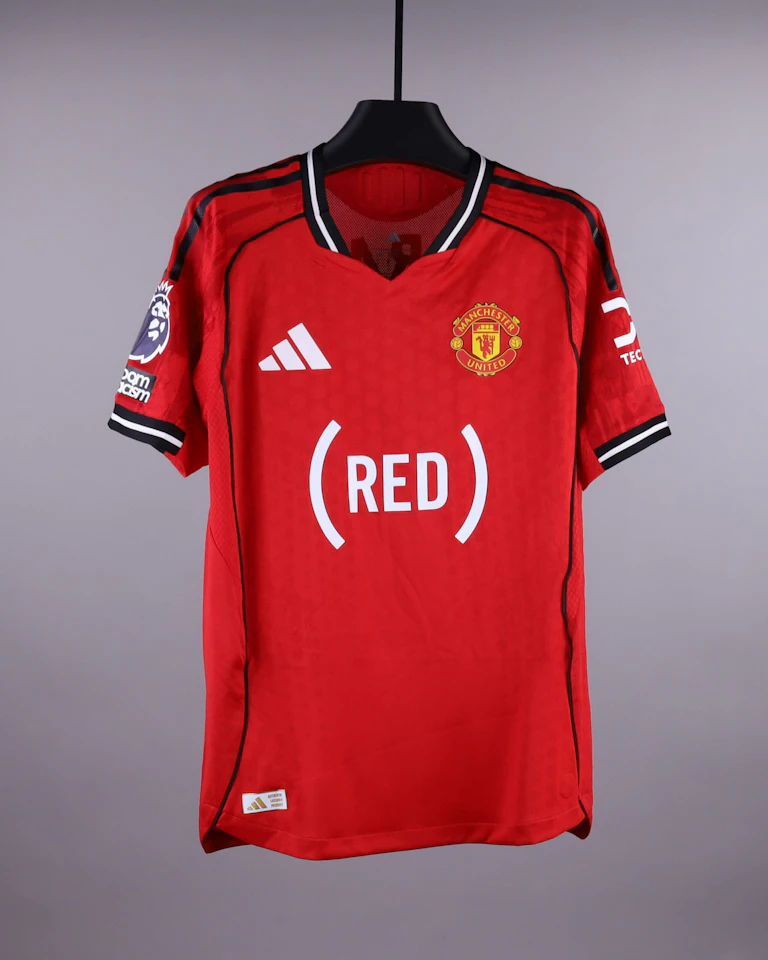 Noussair Mazraoui Manchester United camisa.