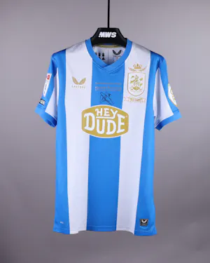 来自Huddersfield Town的Cameron Humphreys球衣