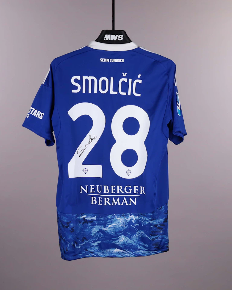 来自Como 1907的Ivan Smolčić球衣