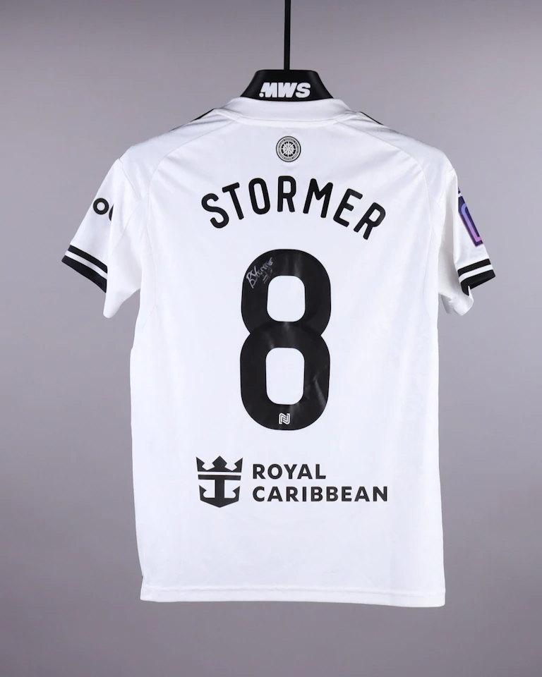 Fulham W-Trikot von Becky Stormer