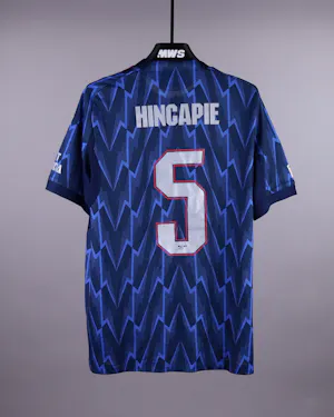 Piero Hincapié Arsenal camisa.