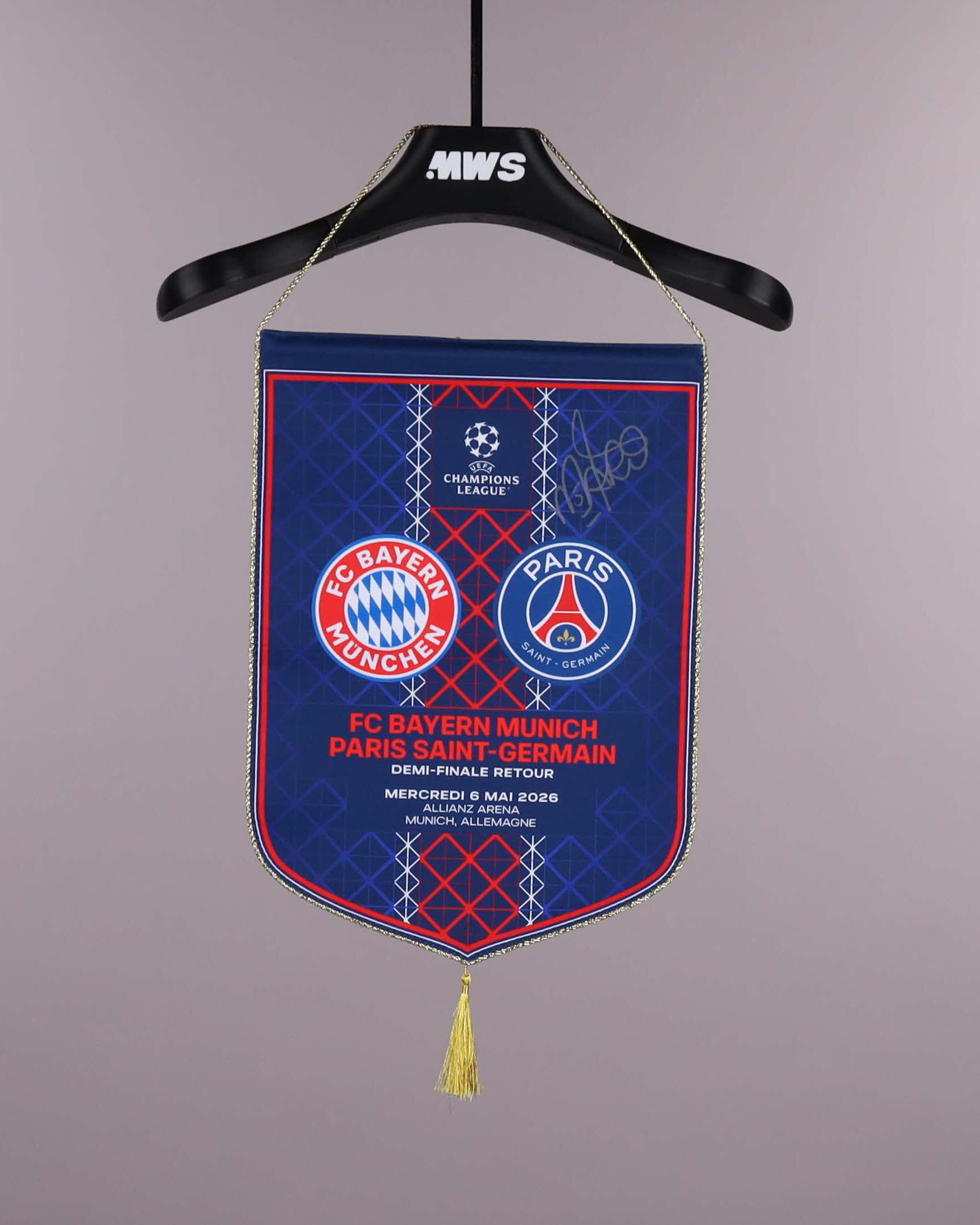 Paris Saint-Germain Pennant vs FC Bayern München | MatchWornShirt